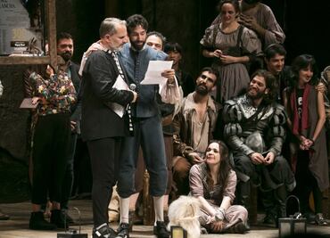 Miguel Bosé y Benny Ibarra se besan en el teatro