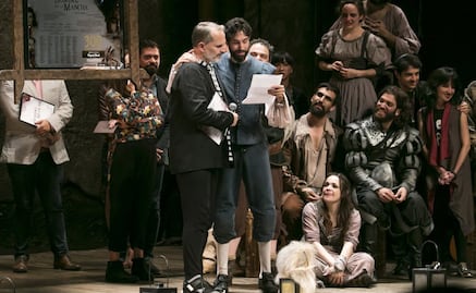 Miguel Bosé y Benny Ibarra se besan en el teatro