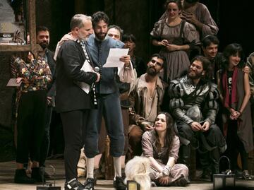 Miguel Bosé y Benny Ibarra se besan en el teatro