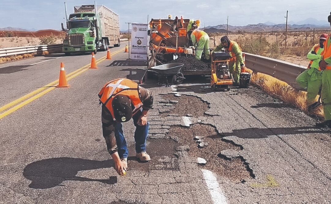 En los programas de conservación carretera participan 2 mil 373 trabajadores, apoyados con maquinaria especializada. Foto Especial