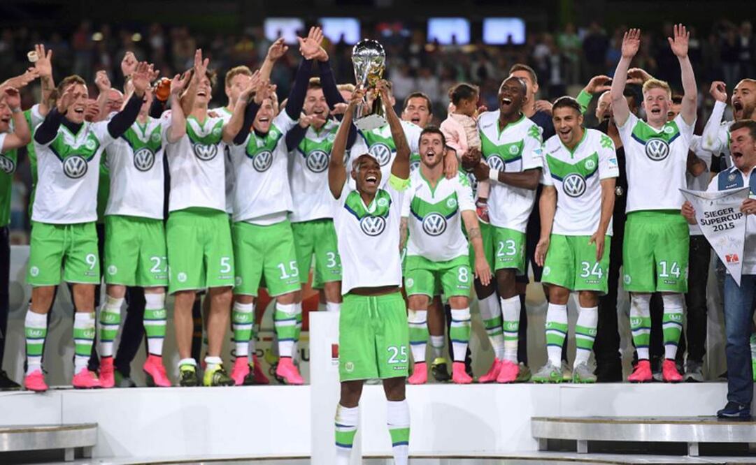 Los jugadores del Wolfsburgo celebran su título. Reuters