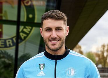 Santiago Giménez, elegido como el joven talento de abril; recibe el premio Johan Cruijff