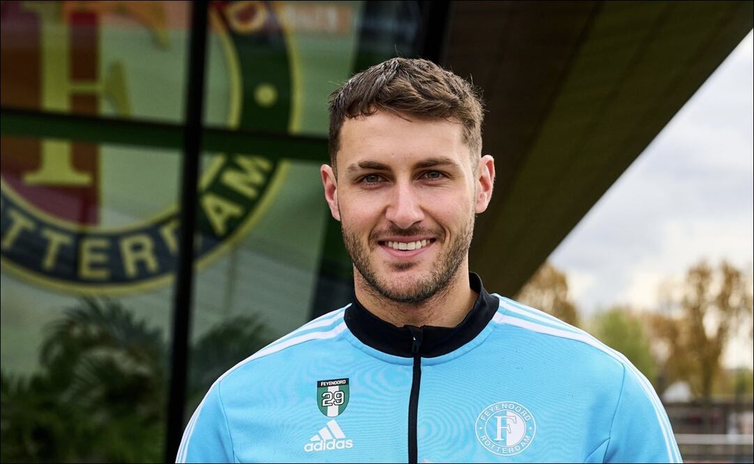 Santiago Giménez recibió el premio Johan Cruijff por parte de la Eredivisie / FOTO: @Santigim9