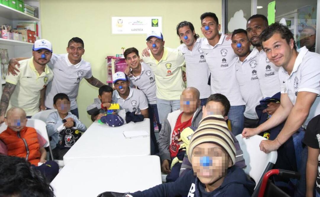 Más de 50 niños del servicio de oncología pediátrica del Centro Médico Siglo XXI fueron sorprendidos con la visita de integrantes del Club América. Foto: Especial