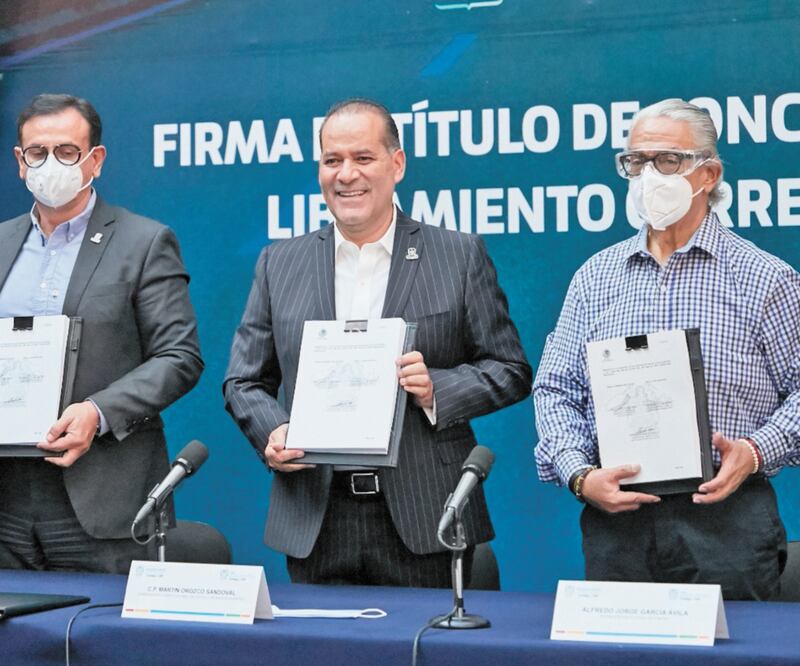 Martín Orozco en la firma del título de concesión de obra con PINFRA.