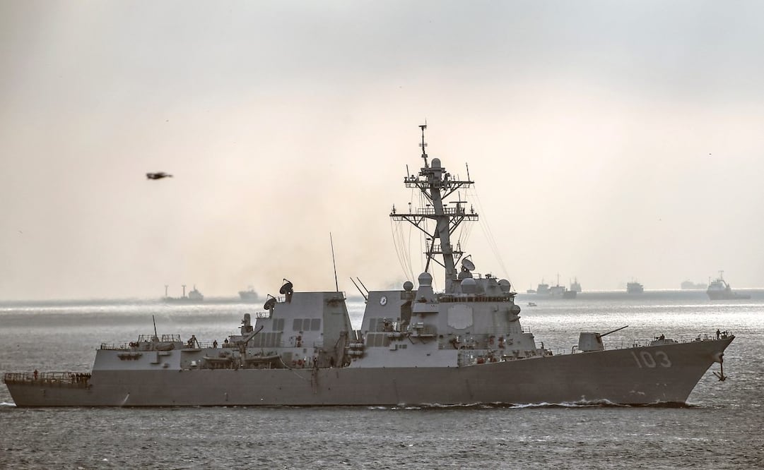 El buque estadounidense USS Truxtun en el Estrecho de Bósforo vía al Mar Negro  en Estambul, Turquía, el 7 de marzo del 2014. Foto: AP