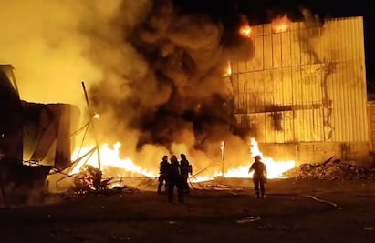 Incendio consume bodega de tarimas en Guadalajara
