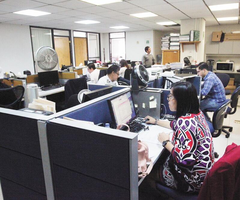 En la nueva normalidad, las empresas deberán adaptar el mobiliario de las oficinas para respetar la sana distancia y, además, tiene que haber una buena circulación de aire en espacios reducidos para evitar contagios. Foto: ARCHIVO EL UNIVERSAL