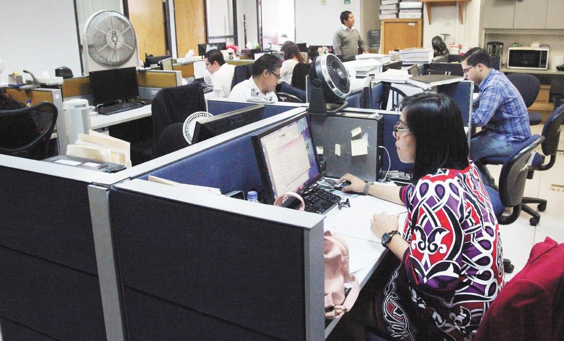 En la nueva normalidad, las empresas deberán adaptar el mobiliario de las oficinas para respetar la sana distancia y, además, tiene que haber una buena circulación de aire en espacios reducidos para evitar contagios. Foto: ARCHIVO EL UNIVERSAL