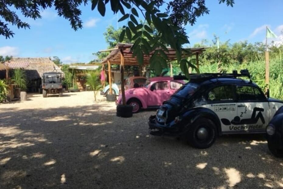 En este lugar de la selva de Yucatán puedes dormir en un vocho o en una combi