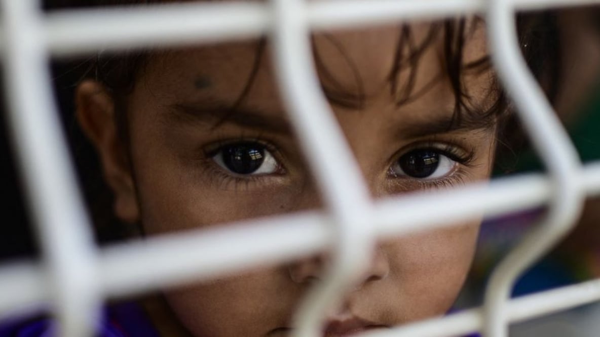 El padre que se reencontró con sus hijas 4 años después de ser separados por las autoridades migratorias de EE.UU.