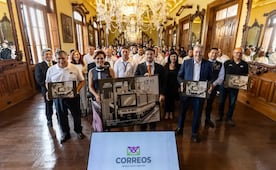Samuel García presenta estampilla del Metro de Monterrey; conmemora 35 años de servicio