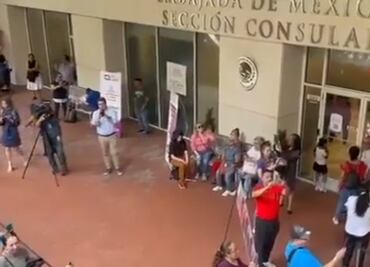 VIDEOS Mexicanos cantan Cielito Lindo y el himno mientras esperan votar en EU, Toronto y París