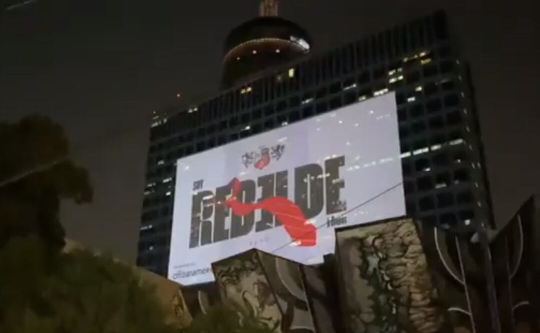 El anuncio de la gira se proyectó sobre el WTC de Ciudad de México. / Foto: Captura de video. 