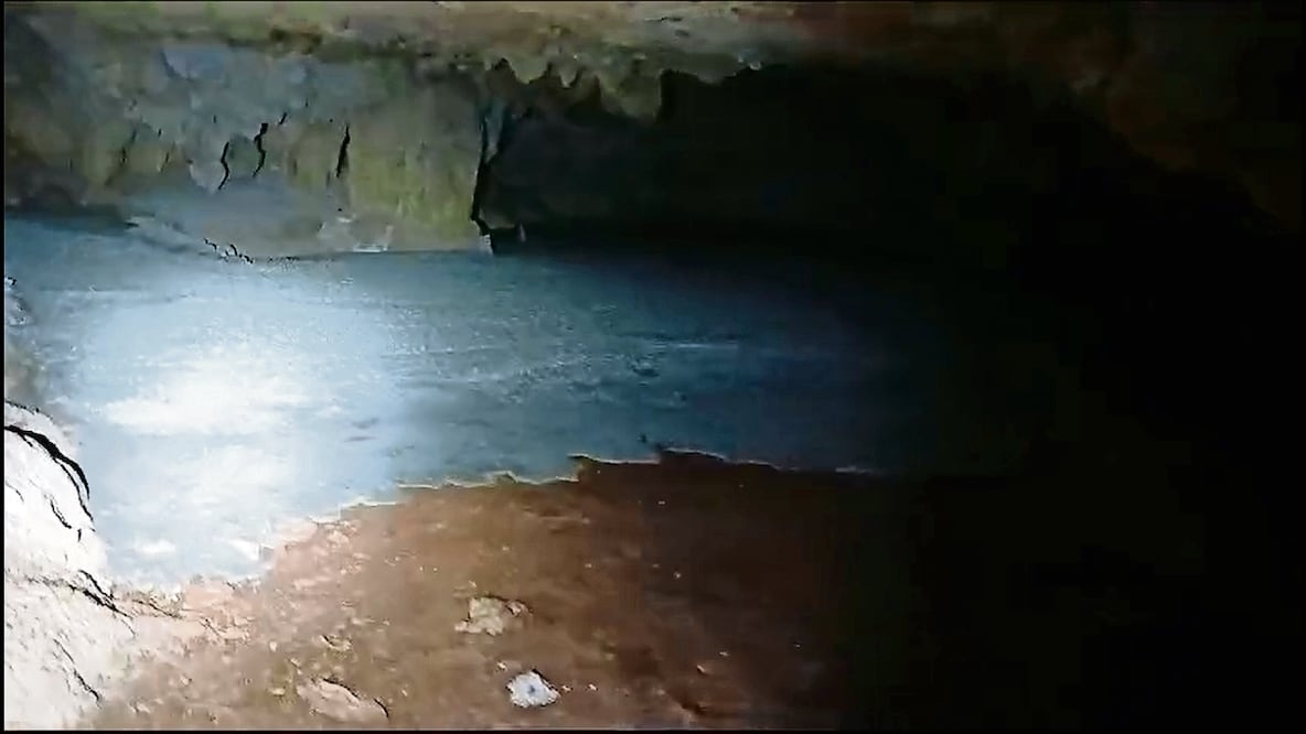 Activistas mostraron el derrame de cemento que se ha infiltrado y se esparce en el acuífero. Foto: Tomada de video