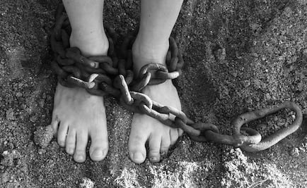 Detienen a madre que encadenó de pies y manos a una de sus hijas durante 3 años