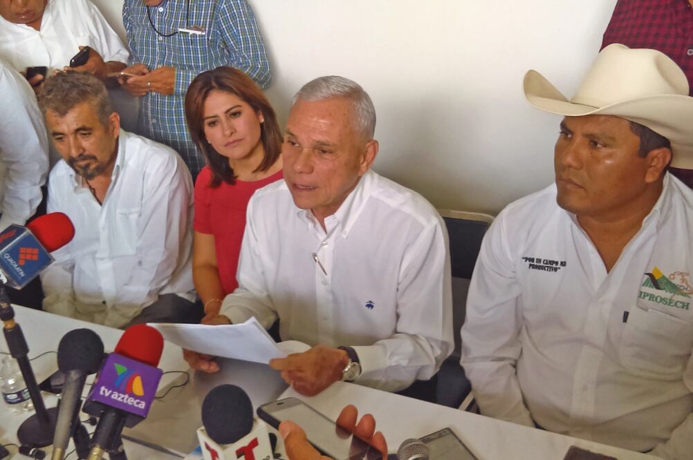 El ex senador sostuvo un encuentro con representantes de organizaciones campesinas, sociales y grupos empresariales. (ÓSCAR GUTIÉRREZ. ELUNIVERSAL)