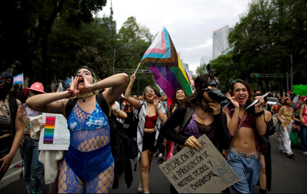 Colectivos de mujeres integrantes de la comunidad LGBTQ+ participan en la quinta Marcha Lencha en la Ciudad de México, el sábado 21 de junio de 2025. Foto Hugo Salvador/EL UNIVERSAL