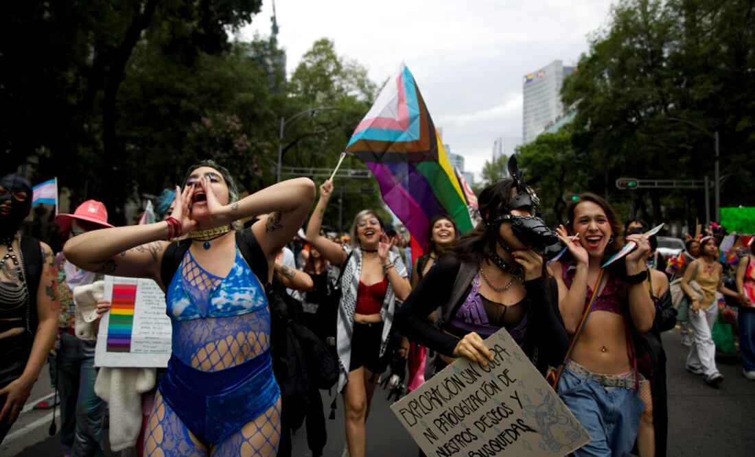 Colectivos de mujeres integrantes de la comunidad LGBTQ+ participan en la quinta Marcha Lencha en la Ciudad de México, el sábado 21 de junio de 2025. Foto Hugo Salvador/EL UNIVERSAL