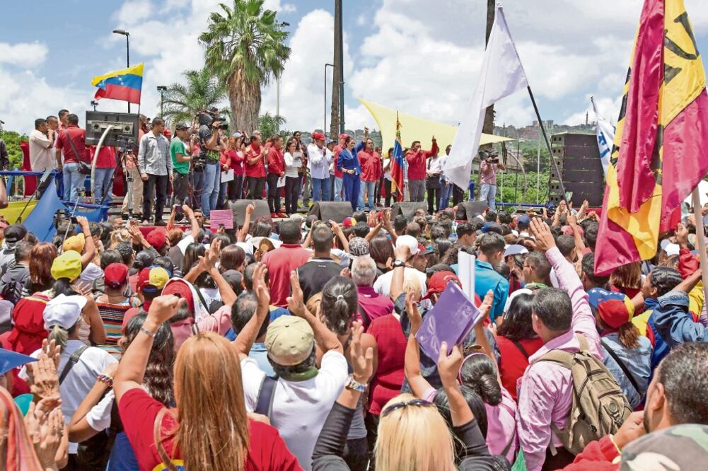 Candidatos a la Constituyente electos el domingo participan junto con simpatizantes en una concentración en Caracas. Está programado que hoy comiencen a trabajar en la sede del Parlamento (NATHALIE SAYAGO. EFE)