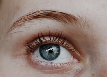 Tiñe tus cejas con tinte casero de té negro