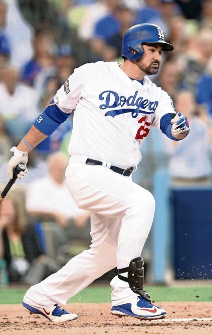 Adrián Gónzález es uno de los que se mantiene, con Dodgers (GARY A. VASQUEZ. USA TODAY SPORTS)