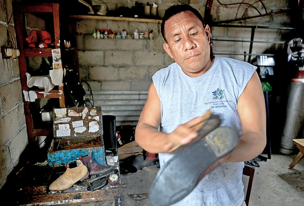 El candidato independiente dice que en sus recorridos “no regalamos nada, no damos playeras, picos, palas ni laminas, no les puedo prometer muchas cosas, sólo las necesidades prioritarias”. FOTO: RAMÓN ROMERO. EL UNIVERSAL