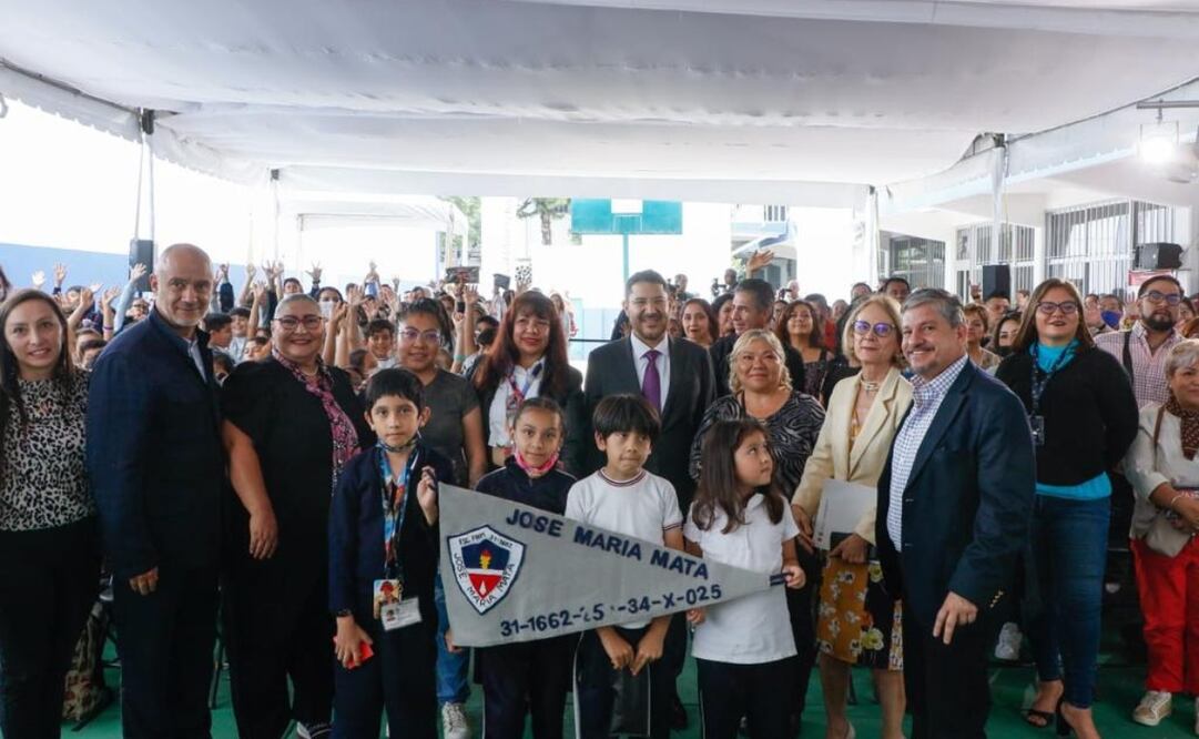 Jesús Esteva Medina indicó que 2 mil 53 planteles educativos ya cuentan con sus estudios y constancia de seguridad estructural. Foto: Especial