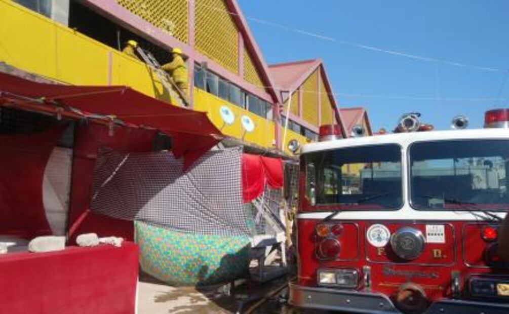 Bomberos sofocan incendio en mercado de Juchitán 