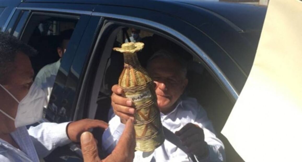 AMLO deja atrás medidas de sana distancia en Oaxaca y saluda a simpatizantes