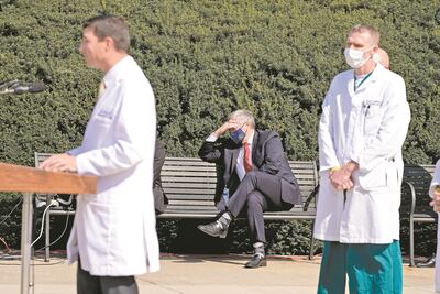 Trump muestra mejoría y sale a “sorprender” a simpatizantes