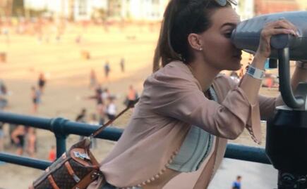 Belinda se sube a la tendencia de las 'bucket bags' con una Louis Vuitton de 70 mil pesos