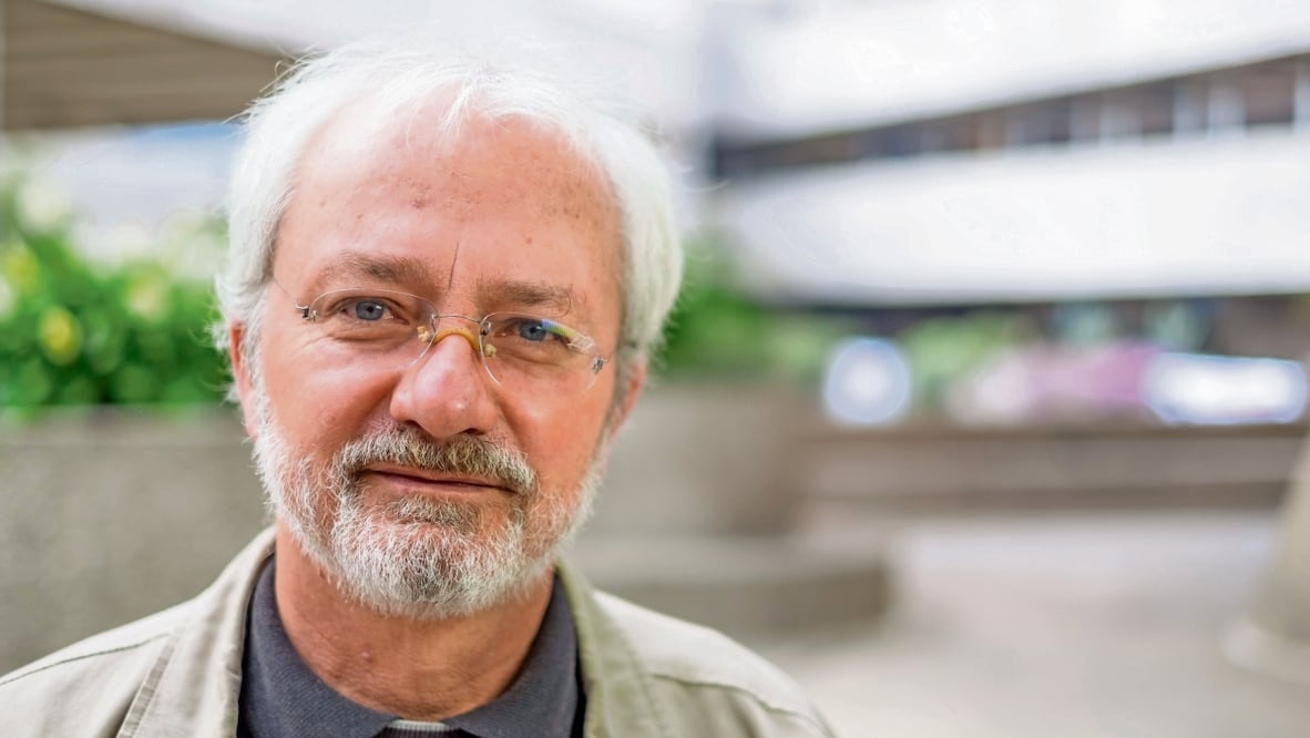 El poeta Francisco Segovia es el vocero de la revista Otros Diálogos. Foto: Se Habla Español