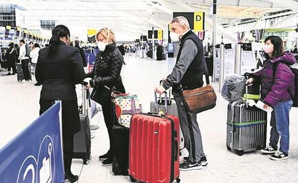 Cancelan aerolíneas decenas de vuelos ante variante ómicron