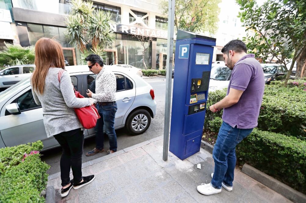 Los parquímetros extenderían su funcionamiento hasta la una de la mañana, de jueves a sábado, y en la colonia Juárez se ampliaría el polígono de cobro. (ARIEL OJEDA. EL UNIVERSAL)