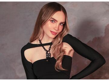 Pants con tenis destalonados, el look más relajado de Belinda