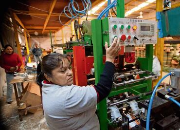 Mujeres ganan menos que los hombres: informe