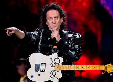 Alex Lora entre rola y rola le pega a políticos