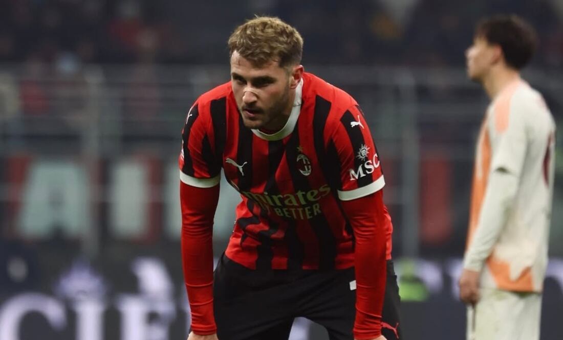 Milan analiza salida de Santiago Giménez / Foto: Especial