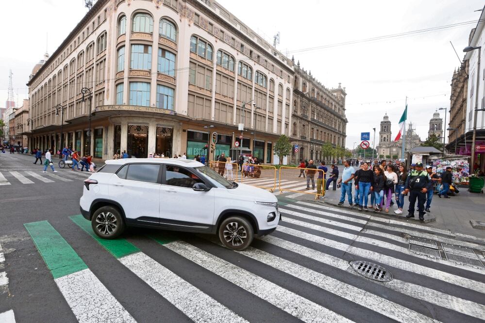 La SSC desplegó un operativo en varias calles para informar que los automóviles ya no pueden ingresar al primer cuadro de la Ciudad.