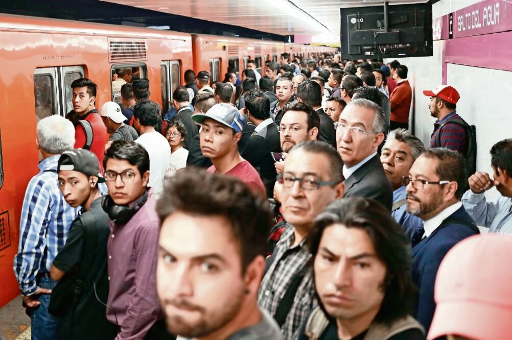 En algunas estaciones como Salto del Agua, en la Línea 1, se registró gran afluencia de personas, lo que complicó el ingreso a los vagones (AGUSTÍN SALINAS. EL UNIVERSAL)