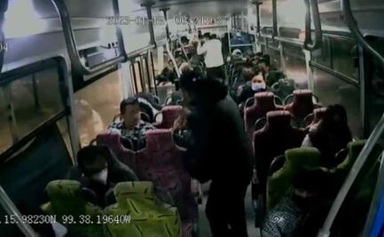 VIDEO: En menos de un minuto, tres sujetos roban a pasajeros en un camión en Toluca  