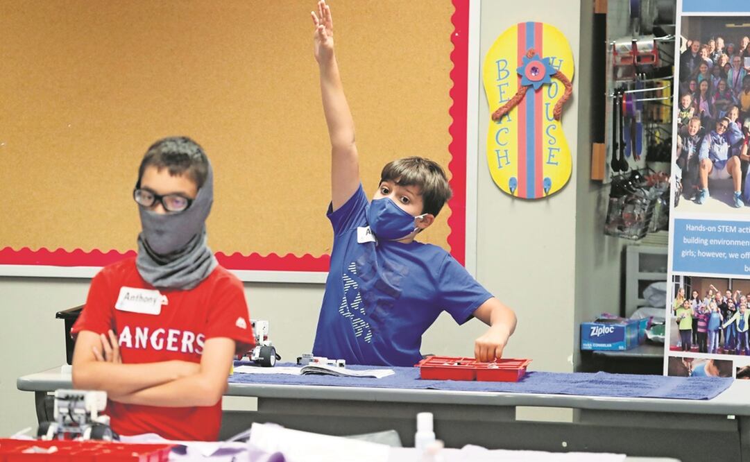 Jóvenes durante un campamento de verano en una escuela en Wylie, Texas, en 2020.