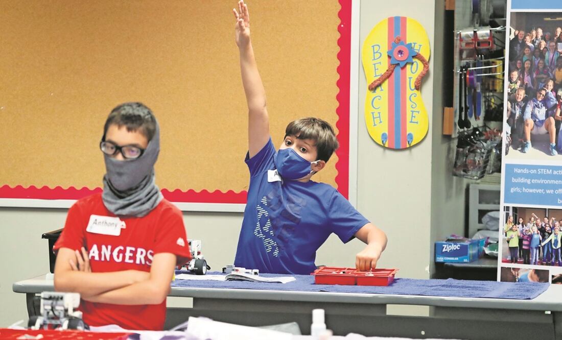 Jóvenes durante un campamento de verano en una escuela en Wylie, Texas, en 2020.