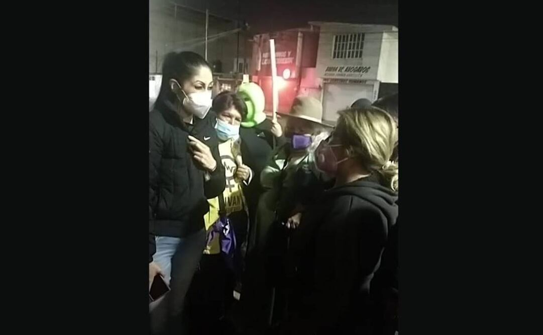 Transmisión en vivo de colectivas feministas agredidas por policías en Chimalhuacán. Foto: Captura de pantalla de video