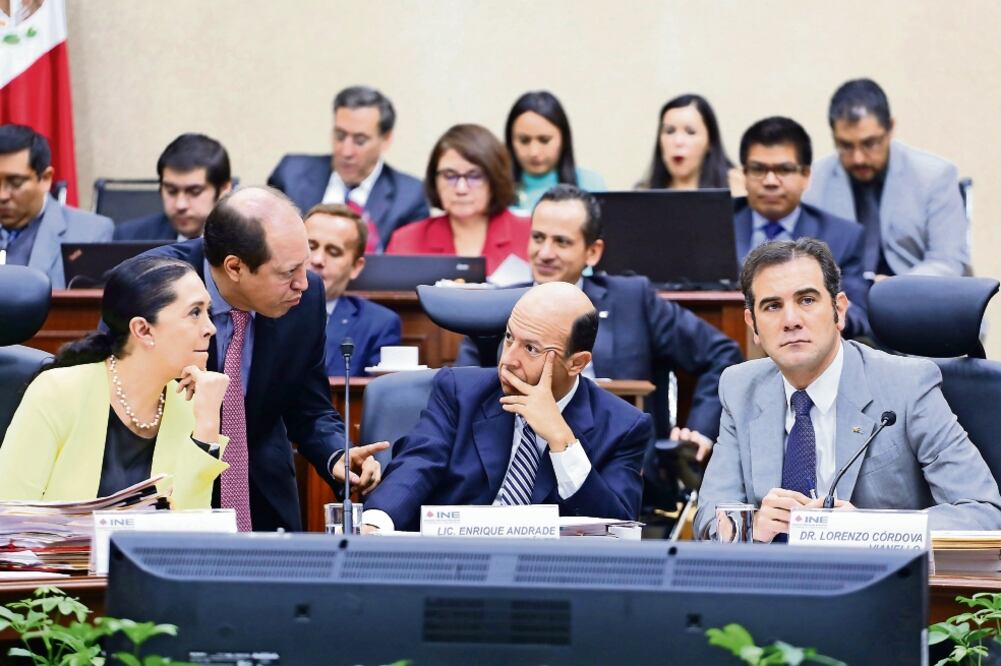 Los consejeros electorales Adriana Favela, Marco Baños, Enrique Andrade y el presidente del INE, Lorenzo Córdova, participaron en la discusión sobre la fiscalización de recursos para campañas en los comicios del 4 de junio. (BERENICE FREGOSO. EL UNIVERSA)