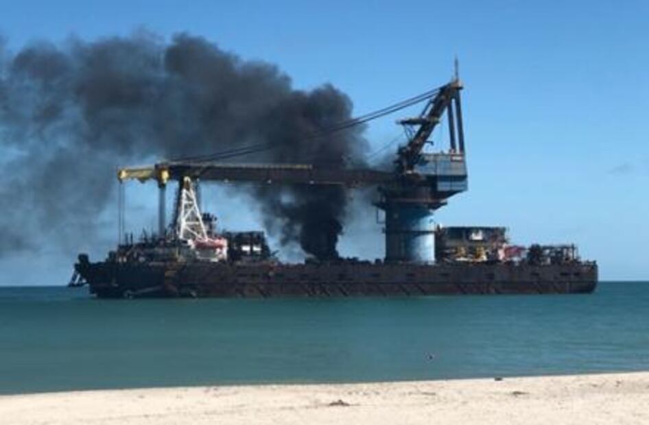 Reportan incendio en barco vinculado con Oceanografía en Campeche