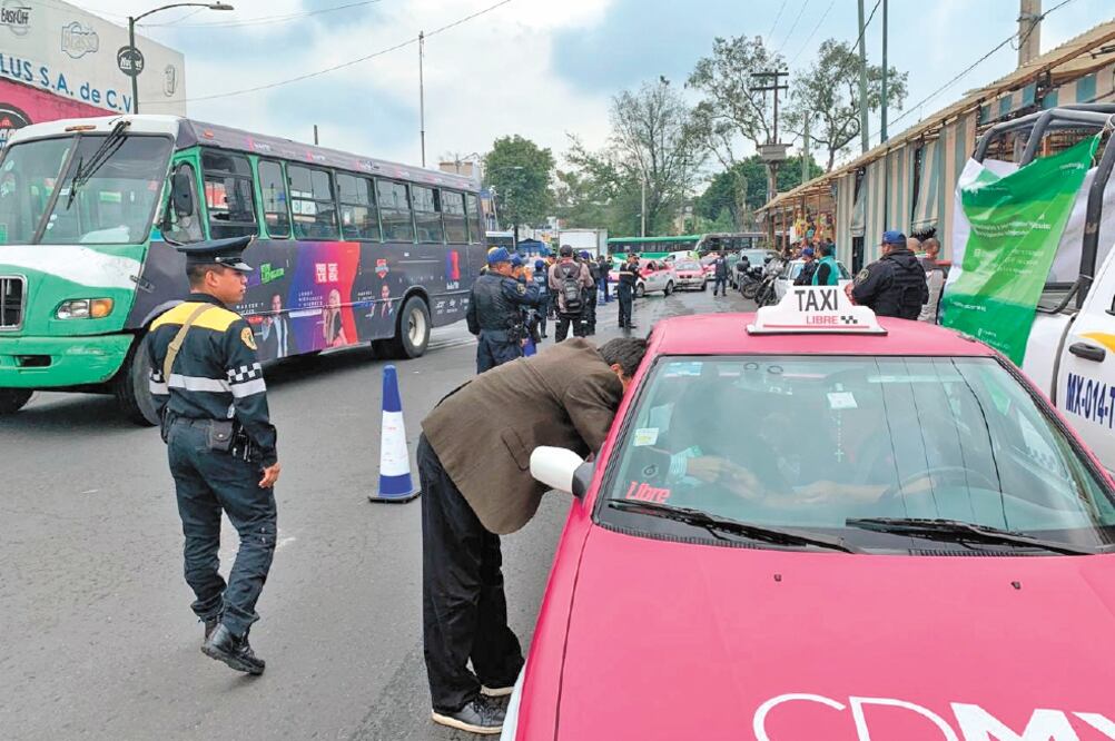 Agentes de la SSC realizaron ayer volanteo en la avenida Carlos Lazo para explicar a los operadores cómo funciona el registro de conductores de transporte público y privado. Foto/AXL CHIMAL. EL UNIVERSAL
