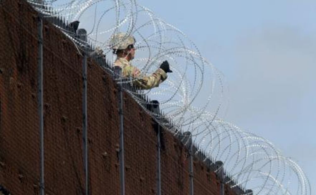 Soldados de EU colocan alambre de púas en frontera con México