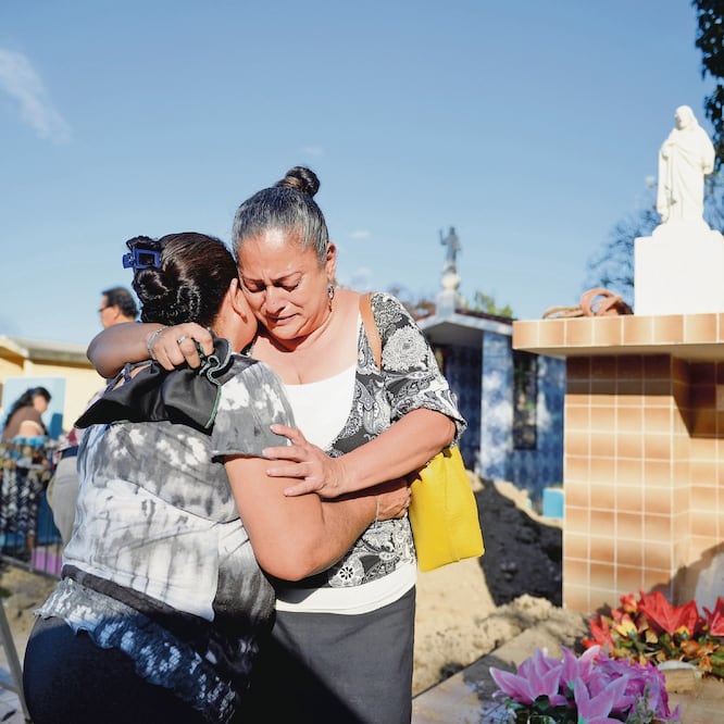 Familiares de Nelson Flores, migrante salvadoreño que murió luego de ser atropellado cerca de un refugio en Tijuana, en su funeral en El Salvador. Foto: JESSICA ORELLANA. REUTERS